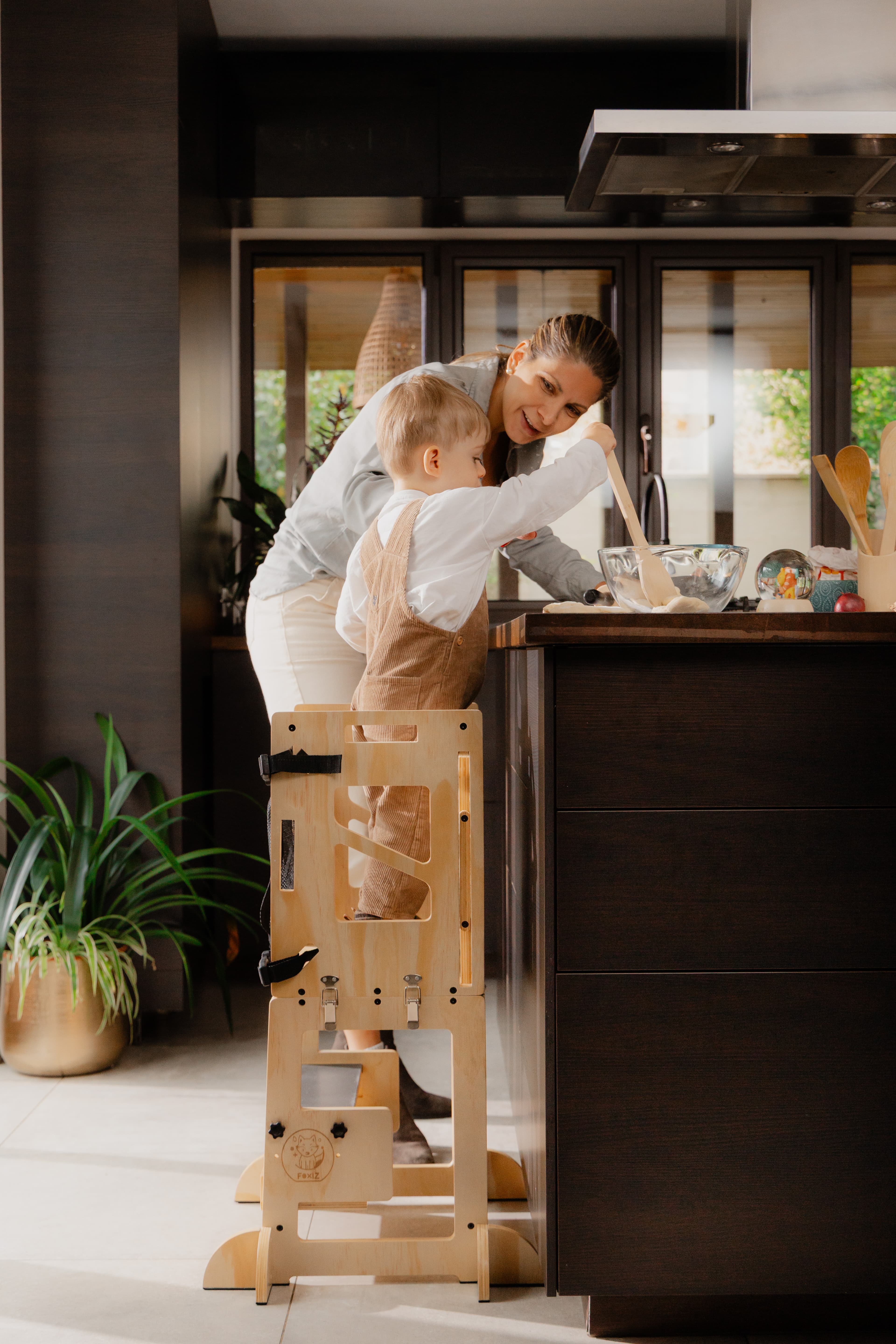 Enfant participant activement en cuisine avec sa maman