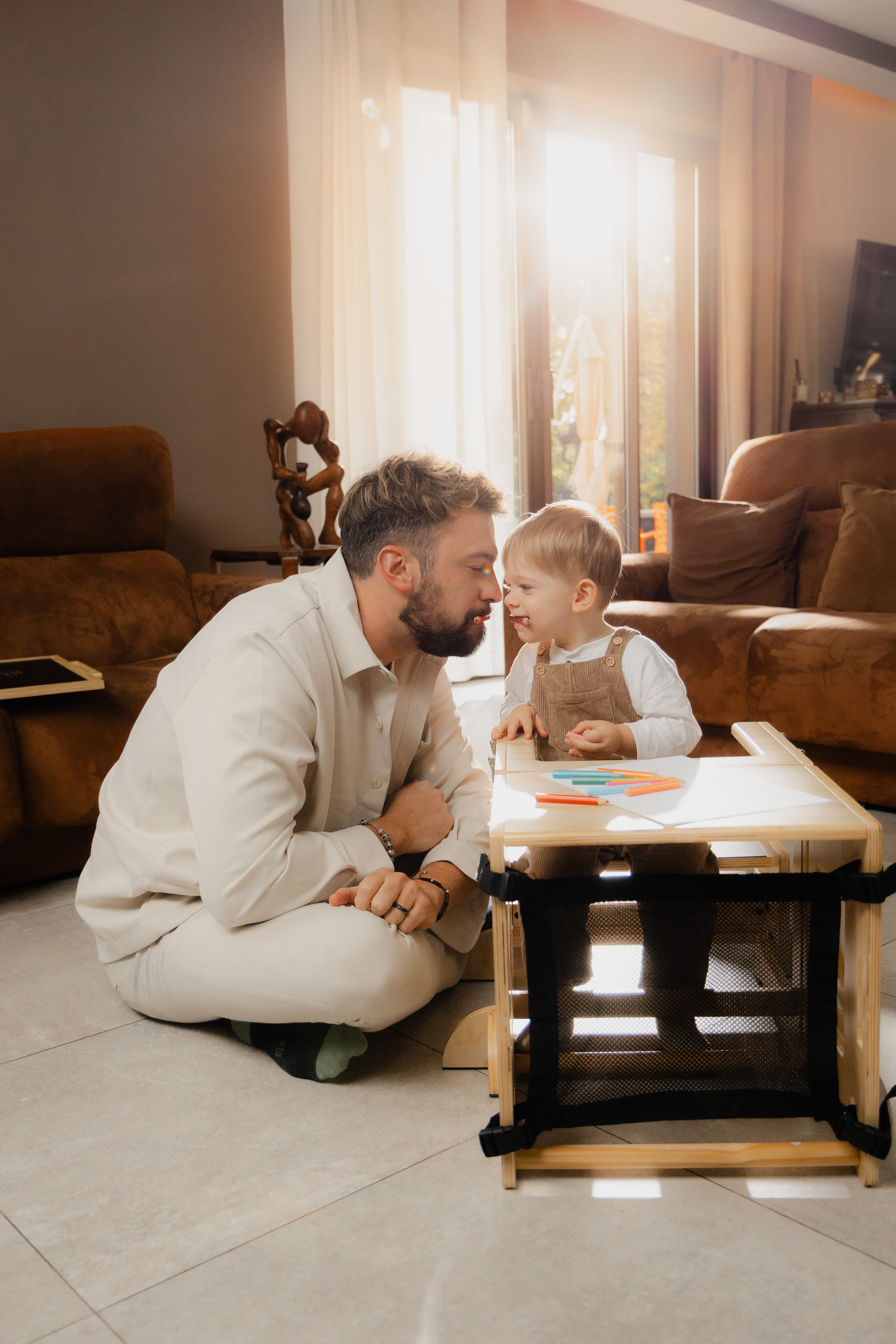 Enfant explorant en toute sécurité avec la tour Foxiz